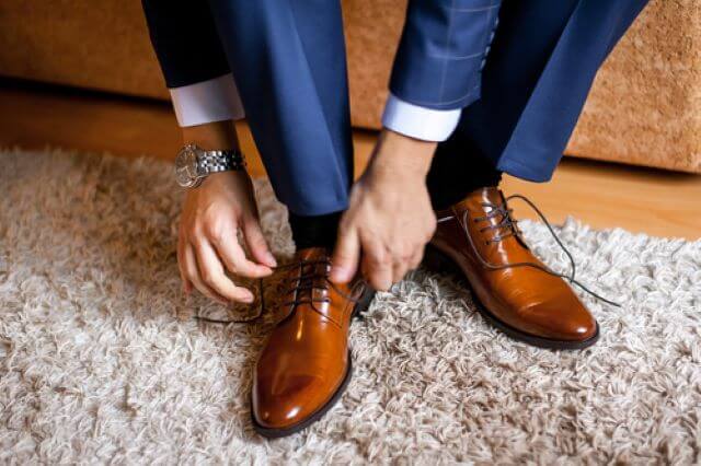 革靴を履く男性